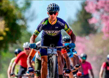 Eduardo Vera y su bici no se ponen límites