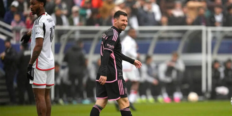 Video: Messi casi convierte un gol olímpico en el amistoso ante FC Dallas