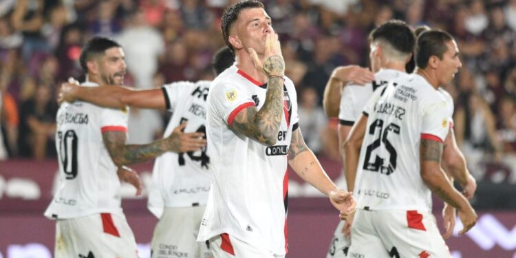 Newell’s pisó fuerte en el sur ante Lanús y se subió a la punta de su zona