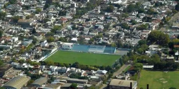 Argentino juega uno de sus partidos postergados