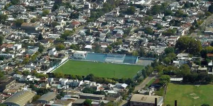 Argentino juega uno de sus partidos postergados