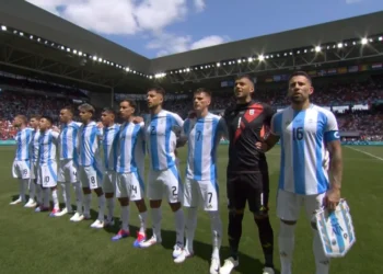 El himno argentino fue silbado por todo el estadio en el debut en los Juegos Olímpicos