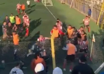 Brutal pelea en el ascenso uruguayo: jugadores hospitalizados y un periodista agredido