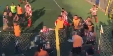 Brutal pelea en el ascenso uruguayo: jugadores hospitalizados y un periodista agredido