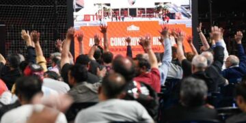 Cabildo abierto leproso: Asamblea de manos levantadas para aprobar el balance y deuda con los hinchas “por la ausencia de logros deportivos”