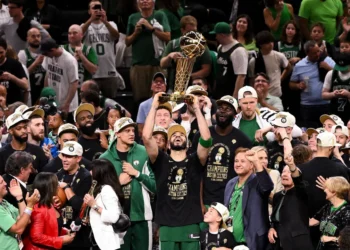 La inauguración de la temporada 2024/25 de la NBA: campeones y estrellas en acción