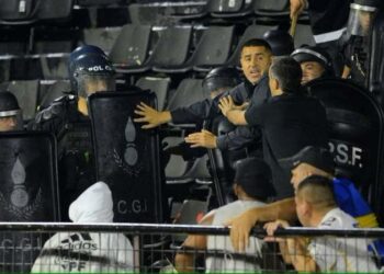 El Coloso, tomado de rehén por los violentos: Destrozos en el Marcelo Bielsa en el partido de Copa Argentina entre Boca y Gimnasia La Plata
