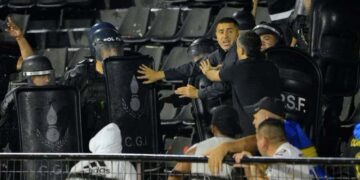 El Coloso, tomado de rehén por los violentos: Destrozos en el Marcelo Bielsa en el partido de Copa Argentina entre Boca y Gimnasia La Plata
