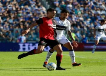 Un equipo a la deriva: Newells volvió a perder en La Plata y agudizó su mal presente