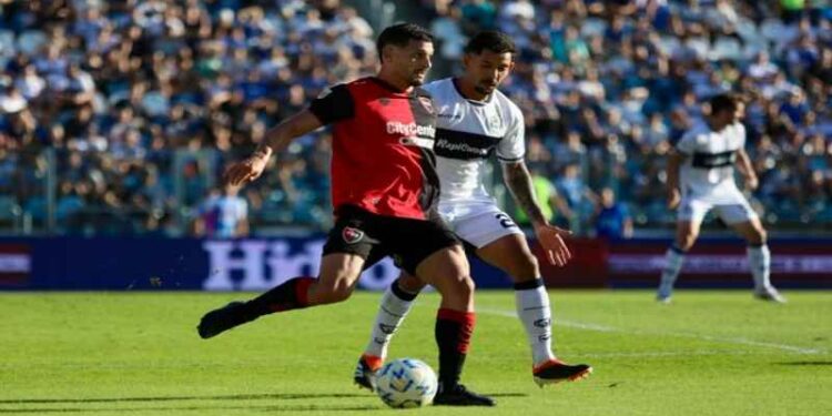 Un equipo a la deriva: Newells volvió a perder en La Plata y agudizó su mal presente