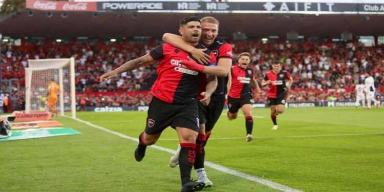 Newells volvió una noche al triunfo ante Independiente, para exorcizar todos los demonios de su mal presente.