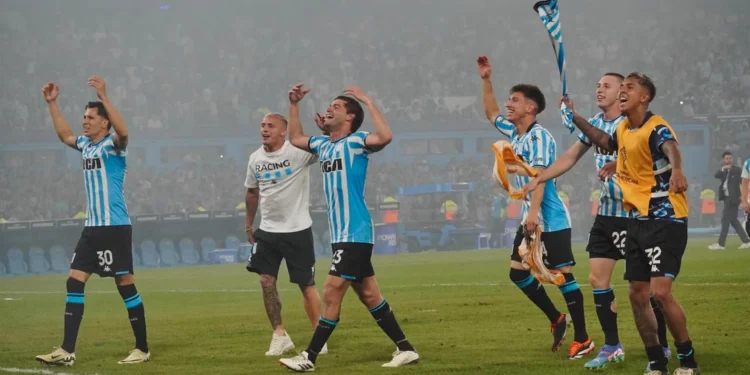 RUMBO EN PARAGUAY: Racing va por su cuarto título internacional