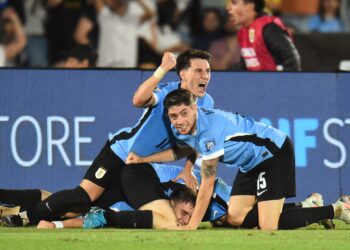 Agónico triunfo de Uruguay ante Colombia para meterse en la pelea