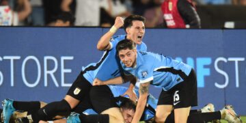 Agónico triunfo de Uruguay ante Colombia para meterse en la pelea
