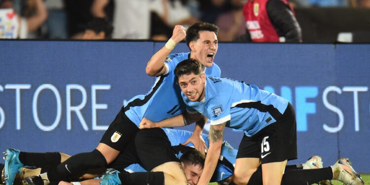 Agónico triunfo de Uruguay ante Colombia para meterse en la pelea