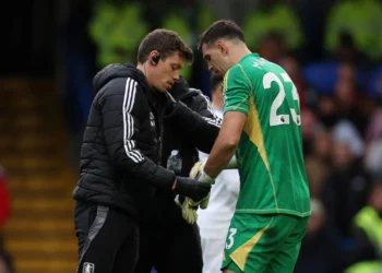 El “Dibu” Martínez salió reemplazado en el entretiempo ante el Chelsea por lesión