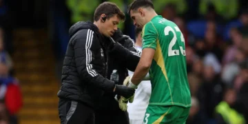 El “Dibu” Martínez salió reemplazado en el entretiempo ante el Chelsea por lesión