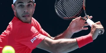 Diaz Acosta no pudo continuar el partido por lesión y Cerúndolo avanzó a la siguiente ronda del Abierto de Australia