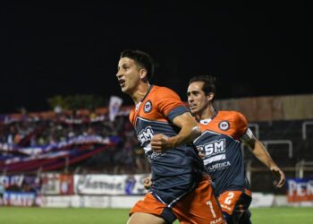 Más puntero que nunca: el Charrúa con uno menos venció al Porve