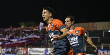 Más puntero que nunca: el Charrúa con uno menos venció al Porve