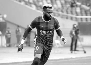 Conmoción por la muerte del ex goleador de la Liga de Turquía: cayó desde un undécimo piso