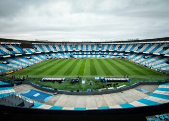 Con un Cilindro sin público Racing recibe a Bucaramanga