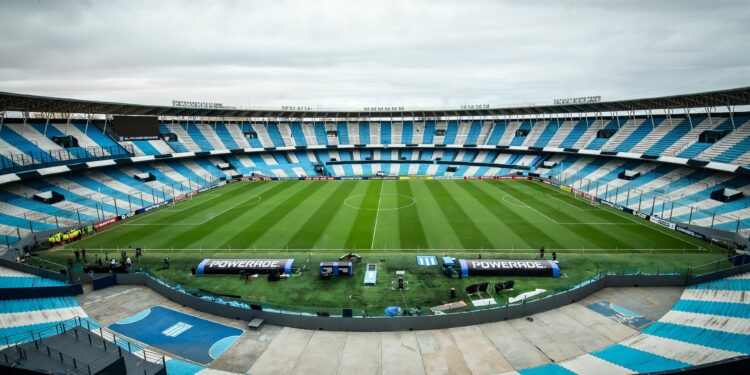 Con un Cilindro sin público Racing recibe a Bucaramanga