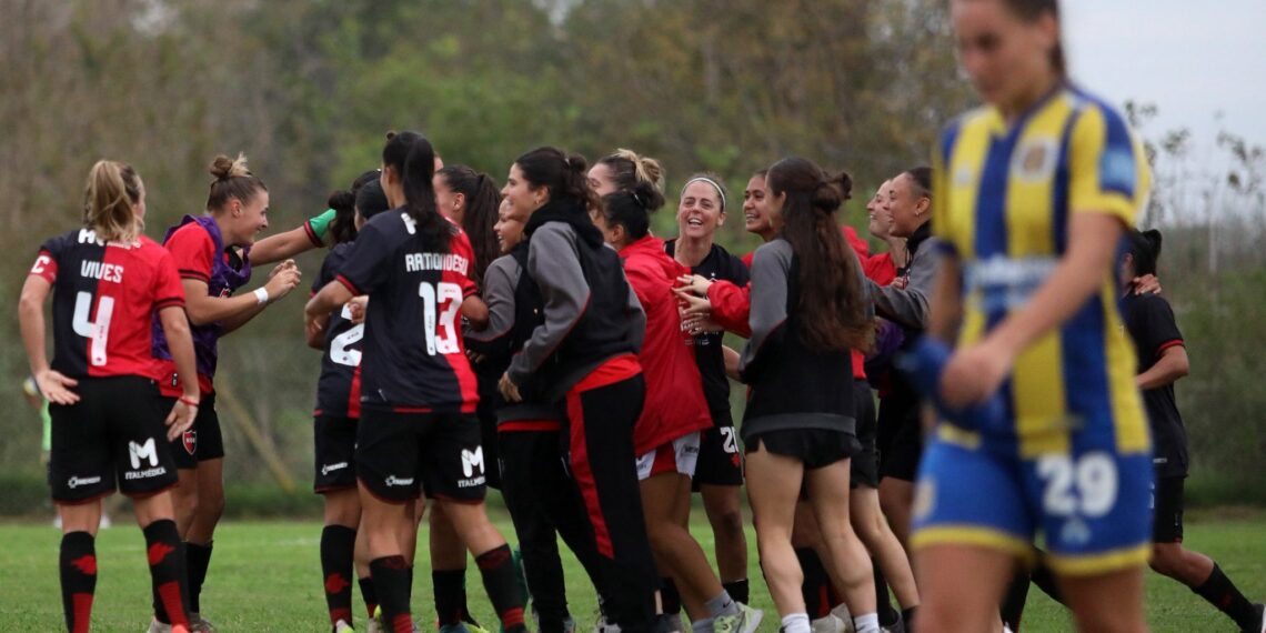 Las jugadoras campeonas con Newell's estuvieron en Ojo el Caño tras conquistar el Torneo. (Foto: newellsfemenino)