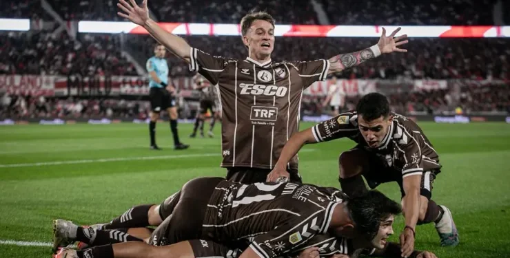El Calamar gigante engulle el barco Millonario: Platense eliminó a River en el Monumental y jugará la semifinal contra San Lorenzo