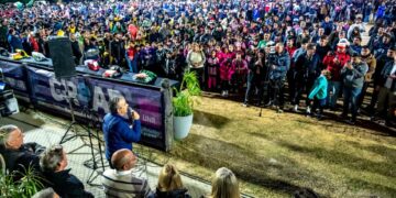 La Municipalidad entregó 10 mil camisetas a niños y niñas de clubes barriales en el marco del programa Rosario es Fútbol