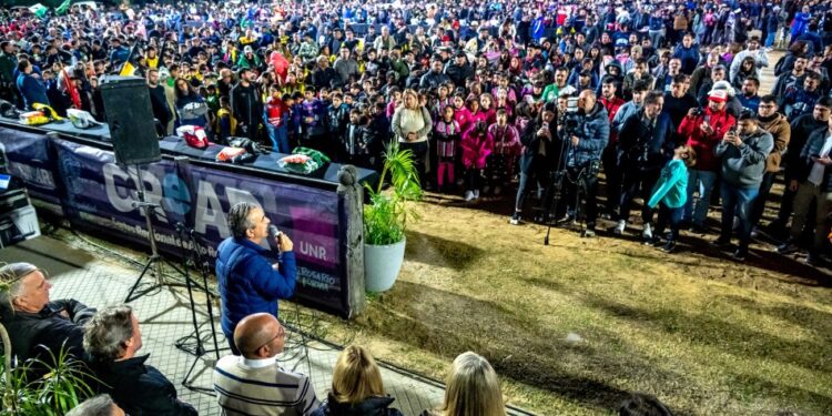 La Municipalidad entregó 10 mil camisetas a niños y niñas de clubes barriales en el marco del programa Rosario es Fútbol