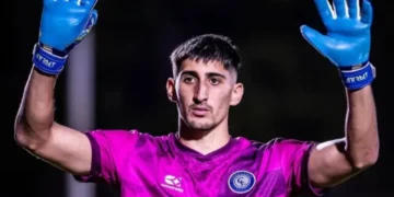 Histórico: Un arquero argentino convirtió un gol de arco a arco en el fútbol uruguayo