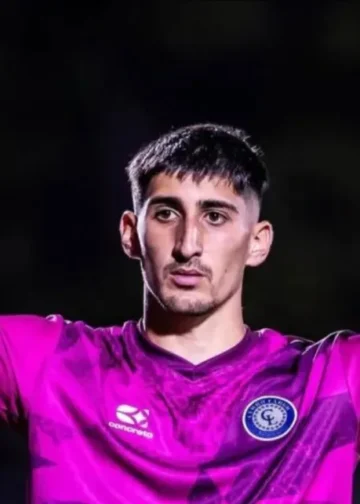 Histórico: Un arquero argentino convirtió un gol de arco a arco en el fútbol uruguayo