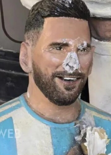 En medio de la interna del Gobierno con la AFA, destrozaron una estatua de Lionel Messi