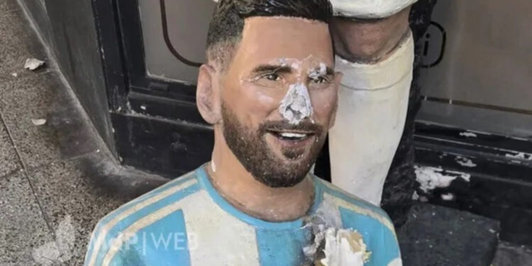 En medio de la interna del Gobierno con la AFA, destrozaron una estatua de Lionel Messi