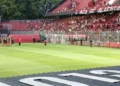 Hinchas de Newell’s realizan banderazo de apoyo pese al mal tiempo