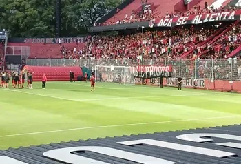 Hinchas de Newell’s realizan banderazo de apoyo pese al mal tiempo