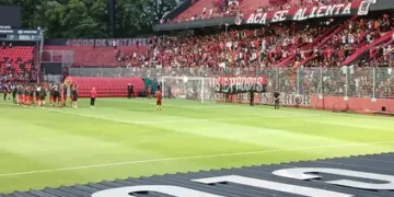 Hinchas de Newell’s realizan banderazo de apoyo pese al mal tiempo