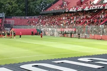 Hinchas de Newell’s realizan banderazo de apoyo pese al mal tiempo