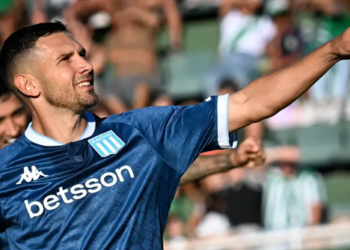 BANFIELD 0-2 RACING: DE POSIBLE TORMENTA A FINAL SOLEADO