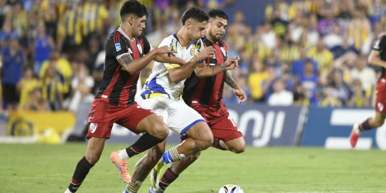 Con varias polémicas, Central y River no se sacaron ventaja en Arroyito