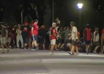 Trabajadores de prensa víctimas de violencia en Rosario: agredieron a periodistas que cubrían la manifestación de hinchas de Newell’s