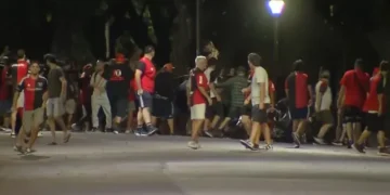 Trabajadores de prensa víctimas de violencia en Rosario: agredieron a periodistas que cubrían la manifestación de hinchas de Newell’s