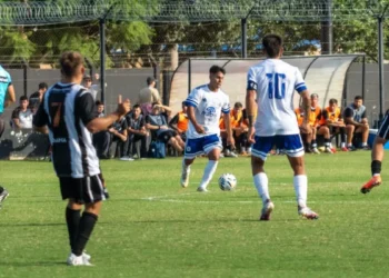 Las manos de Lucas Alegre mantuvieron a Leones invicto: empate heroico en su debut histórico en Primera C