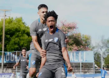 ARGENTINO SE SACÓ LA MUFA Y FESTEJÓ POR PRIMERA VEZ EN EL TORNEO