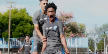ARGENTINO SE SACÓ LA MUFA Y FESTEJÓ POR PRIMERA VEZ EN EL TORNEO