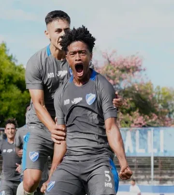 ARGENTINO SE SACÓ LA MUFA Y FESTEJÓ POR PRIMERA VEZ EN EL TORNEO