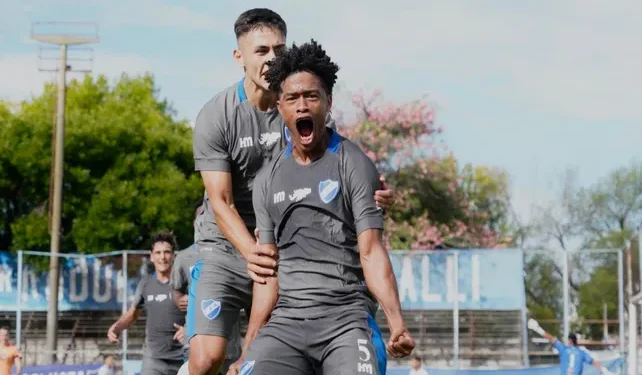 ARGENTINO SE SACÓ LA MUFA Y FESTEJÓ POR PRIMERA VEZ EN EL TORNEO