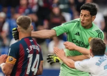 Escándalo: piña y expulsión del arquero argentino Esteban Andrada en la Segunda División española