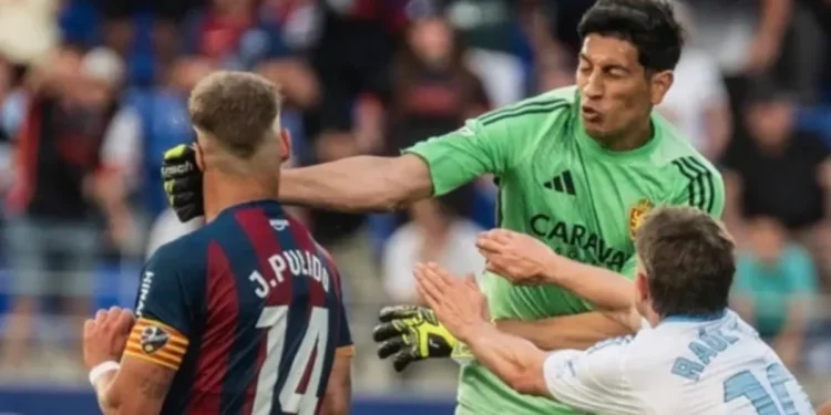 Escándalo: piña y expulsión del arquero argentino Esteban Andrada en la Segunda División española